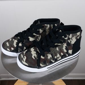 Boys Camo shoes NWOT size 11